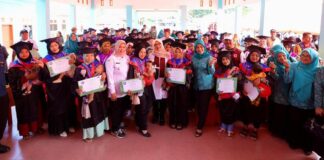 Ibu-ibu di Kalibaru, Banyuwangi diwisuda usai memberikan ASI eksklusif kepada bayinya selama 6 bulan hingga 2 tahun. (Foto/Humas Pemkab Banyuwangi)