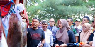 Bupati Banyuwangi Ipuk Fiestiandani melihat ikan hasil tangkapan dalam Festival Memancing di Pantai Bimorejo, Kecamatan Wongsorejo, Minggu (12/5/2024). (Foto/Humas Pemkab Banyuwangi)