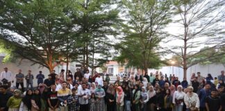 Bupati Ipuk Fiestiandani bersama puluhan anak muda di Banyuwangi. (Foto/Humas Pemkab Banyuwangi)