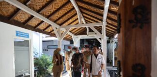 Sekjen Kemenkes Kunta Wibawa Dasa Nugraha (tengah) mengecek layanan RS di Banyuwangi, Senin (13/5/2024). (Foto/Humas Pemkab Banyuwangi)