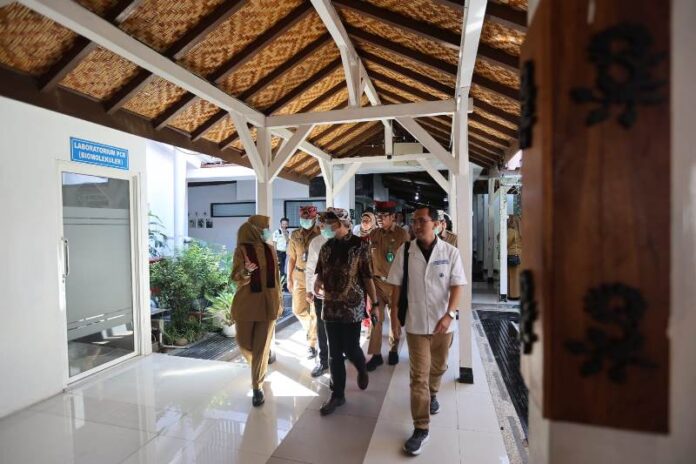 IMG-20240513-WA0076 Sekjen Kemenkes Kunta Wibawa Dasa Nugraha (tengah) mengecek layanan RS di Banyuwangi, Senin (13/5/2024). (Foto/Humas Pemkab Banyuwangi)
