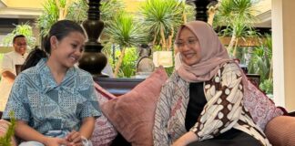 Felicia Dahayu, siswa SDN 1 Pesanggaran, Banyuwangi bersama Bupati Banyuwangi Ipuk Fiestiandani. (Foto/Humas Pemkab Banyuwangi)