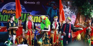Para pelajar di Banyuwangi unjuk kebolehan budaya dalam Festival Padhang Ulanan di RTH Maroon, Genteng, Sabtu (25/5/2024). (Foto/Humas Pemkab Banyuwangi)