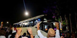 Jemaah haji Banyuwangi diberangkatkan ke tanah suci, Sabtu (25/5/2024). (Foto/Humas Pemkab Banyuwangi)