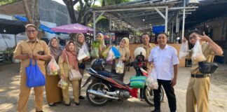 Pegawai Pemkab Banyuwangi dikerahkan untuk berbelanja di tempat relokasi pedagang pasar, Rabu (29/4/2024). (Foto/Humas Pemkab Banyuwangi)