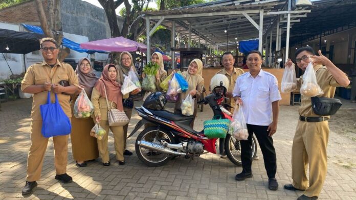 IMG-20240529-WA0015 Pegawai Pemkab Banyuwangi dikerahkan untuk berbelanja di tempat relokasi pedagang pasar, Rabu (29/4/2024). (Foto/Humas Pemkab Banyuwangi)