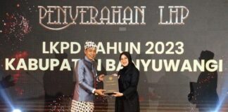 Bupati Banyuwangi Ipuk Fiestiandani menerima hasil audit BPK, Kamis (2/5/2024). (Foto/Humas Pemkab.Banyuwangi)