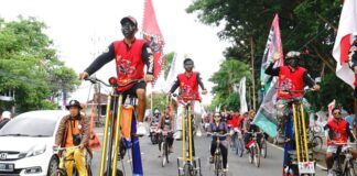 Para penghobi sepeda onthel berkumpul di Banyuwangi dalam Festival Onthel Nusantara, Minggu (26/5/2024). (Foto/Humas Pemkab Banyuwangi)