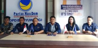 Jajaran DPD NasDem Banyuwangi mengumumkan pendaftaran cabup dan cawabup Pilkada Banyuwangi, Rabu (1/4/2024). (Foto/udi)