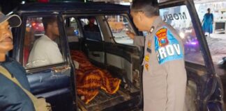 Petugas mengevakuasi jenazah nelayan yang tewas diterjang ombak di perairan Grajagan, Banyuwangi, Senin (6/5/2024). (Foto/ist)