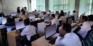 Peserta calon PPK menjalani tes di Kampus Poliwangi, Banyuwangi, Selasa (7/5/2024). (Foto/udi)