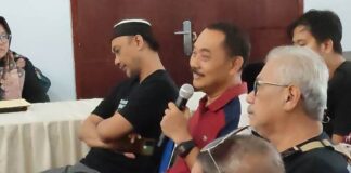 Bakal Cabup Banyuwangi dari jalur independen, Yusuf Widiatmoko mendaftar ke KPU Banyuwangi, Minggu (12/5/2024). (Foto/ist)