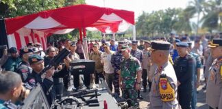 Kapolda Jatim Irjen Pol. Imam Sugiarto bersama Pangdam V/Brawijaya Mayjen TNI Rafael Granada Baay meninjau kesiapan peralatan pengamanan WWF di Pelabuhan Tanjungwangi, Banyuwangi, Rabu (15/5/2024).(Foto/udi)
