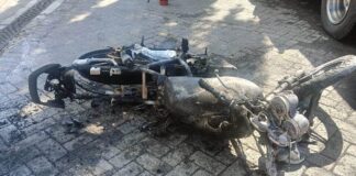 Sebuah motor hangus terbakar di areal SPBU Sukowidi, Banyuwangi, Kamis (16/5/2024). (Foto/Humas Damkar Banyuwangi)