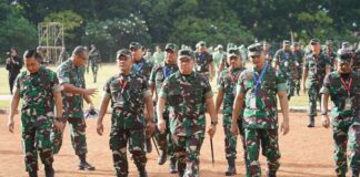 Pangdam V/Brawijaya Mayjen TNI Rafael Granada Baay memimpin Apel Komandan Satuan (AKS) di GOR Tawangalun, Banyuwangi, Selasa (21/5/2024). (Foto/Pendam Brawijaya)