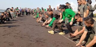 Pangdam V/Brawijaya Mayjen TNI Rafael Granada Baay memimpin pelepasan tukik di Pantai Marina Boom, Banyuwangi, Rabu (22/5/2024). (Foto/udi)
