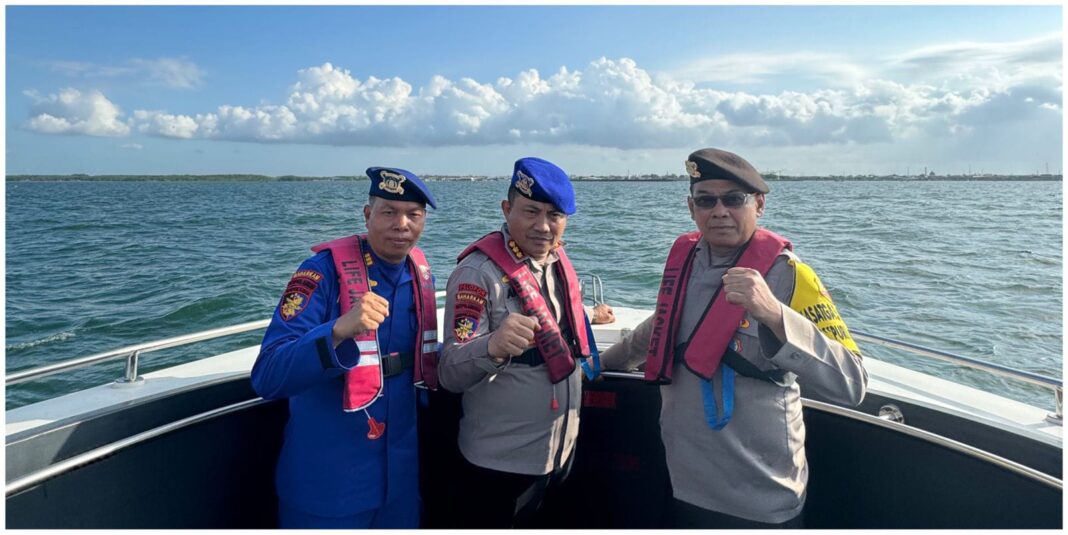 Dirpolairud Polda Jatim, Kombes Pol. Arman Asmara Syarifudin (tengah) memimpin patroli di Selat Bali, Rabu (22/6/2024). (Foto/ist)