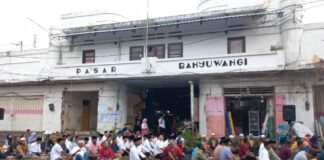 Pedagang Pasar Banyuwangi melakukan syukuran dimulainya revitalisasi pasar, Kamis (23/5/2024). (Foto/udi)