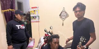 Tersangka penggelapan motor pedagang rujak di Pesanggaran, Banyuwangi diamankan polisi, Sabtu (25/5/2024). (Foto/ist)