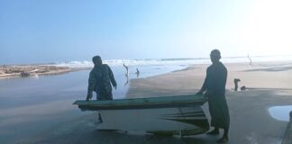 Personel TNI AL menemukan serpihan perahu nelayan yang hilang di Perairan Grajagan, Banyuwangi, Rabu (29/5/2024). (Foto/Dok. SAR Banyuwangi)