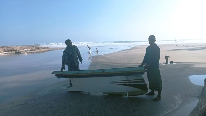 Personel TNI AL menemukan serpihan perahu nelayan yang hilang di Perairan Grajagan, Banyuwangi, Rabu (29/5/2024). (Foto/Dok. SAR Banyuwangi)