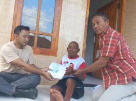 Warga Desa Pakel, Kecamatan Licin, Banyuwangi yang sedang sakit mendapatkan tali asih dari Perkebunan Bumisari, Jumat (31/5/2024). (Foto/udi)