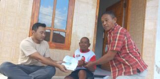 Warga Desa Pakel, Kecamatan Licin, Banyuwangi yang sedang sakit mendapatkan tali asih dari Perkebunan Bumisari, Jumat (31/5/2024). (Foto/udi)