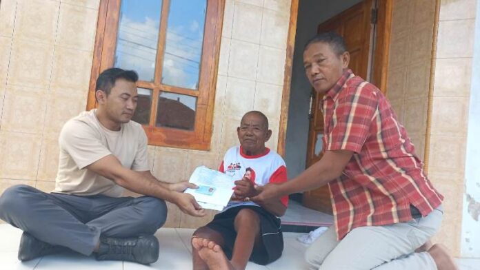 Warga Desa Pakel, Kecamatan Licin, Banyuwangi yang sedang sakit mendapatkan tali asih dari Perkebunan Bumisari, Jumat (31/5/2024). (Foto/udi)