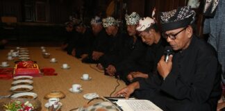 Tradisi moco lontar sebagai pelestarian Bahasa Using di Banyuwangi. (Foto/Humas Pemkab Banyuwangi)