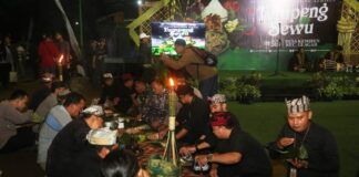 Warga Suku Osing Kemiren, Banyuwangi menggelar ritual tumpeng sewu, Minggu (9/6/2024) malam. (Foto/Humas Pemkab Banyuwangi)
