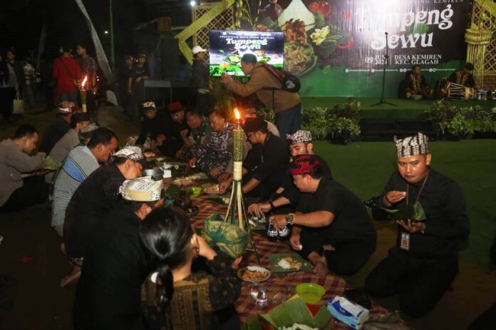Warga Suku Osing Kemiren, Banyuwangi menggelar ritual tumpeng sewu, Minggu (9/6/2024) malam. (Foto/Humas Pemkab Banyuwangi)