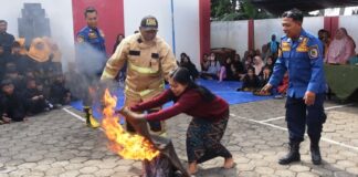 Ibu-ibu di Desa Licin, Banyuwangi diajari teknik memadamkan kebakaran ringan, belum lama ini. (Foto/Humas Pemkab. Banyuwangi)