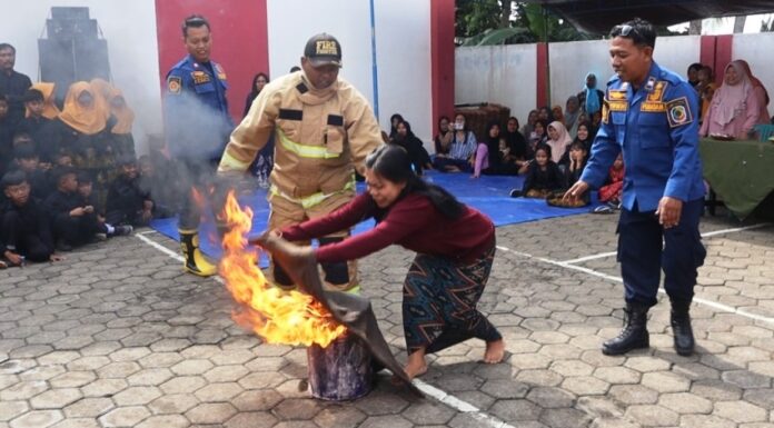 Screenshot_20240531_191105_Photos Ibu-ibu di Desa Licin, Banyuwangi diajari teknik memadamkan kebakaran ringan, belum lama ini. (Foto/Humas Pemkab. Banyuwangi)