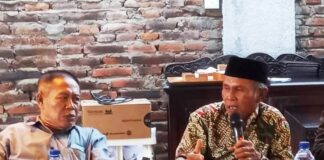 Ketua Forsuba, Abdillah Rafsanjani (kiri) bersama ahli waris akta 1929 Pakel dalam diskusi “Menuju Pakel Damai dan Sejahtera” yang diinisiasi Polresta Banyuwangi, Senin (10/6/2024). (Foto/udi)