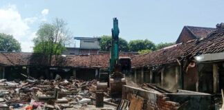 Pasar Banyuwangi mulai dibongkar menjelang proyek revitalisasi dari Kementerian PUPR. (Foto/udi)