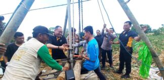 Kapolresta Banyuwangi Kombes Pol. Nanang Haryono bersama warga memasang pipa sumur bor di Dusun Karangrejo Selatan Pal 7, Desa Wongorejo, Kamis (13/6/2024). (Foto/udi)