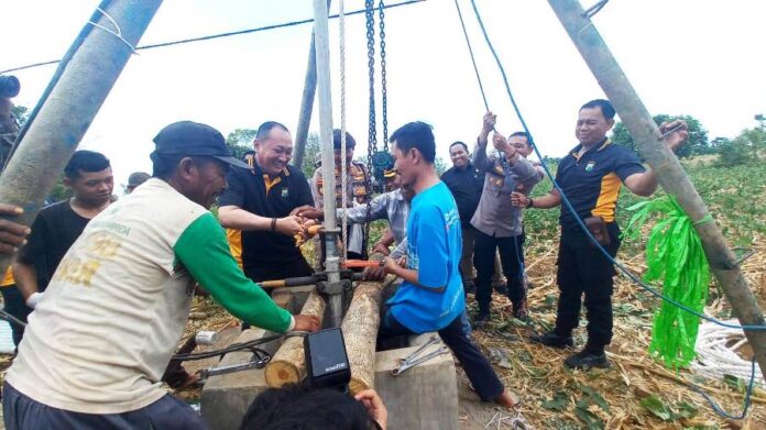 WhatsApp Image 2024-06-13 at 14.30.43 Kapolresta Banyuwangi Kombes Pol. Nanang Haryono bersama warga memasang pipa sumur bor di Dusun Karangrejo Selatan Pal 7, Desa Wongorejo, Kamis (13/6/2024). (Foto/udi)