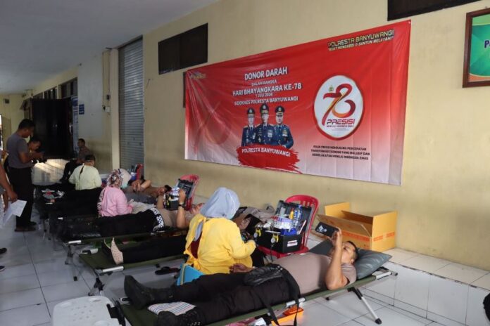 WhatsApp Image 2024-06-14 at 03.31.00 Personel Polresta Banyuwangi menggelar donor darah menyambut Hari Bhayangkara ke-78, Jumat (14/6/2024). (Foto/Humas Polresta Banyuwangi)