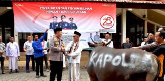 Kapolresta Banyuwangi Kombes Pol. Nanang Haryono mewakili Kapolda Jatim menyerahkan hewan kurban kepada perwakilan ponpes, ormas keagamaan dan organisasi kemahasiswaan, Jumat (14/6/2024). (Foto/Humas Polresta Banyuwangi)