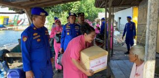 Jajaran Satpolairud Polresta Banyuwangi menggelar baksos di pesisir Ketapang, Banyuwangi, Selasa (18/4/2024). (Foto/Humas Polresta Banyuwangi)