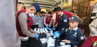 Personel Polresta Banyuwangi menjalani tes urine, Rabu (19/6/2024). (Foto/Humas Polresta Banyuwangi)