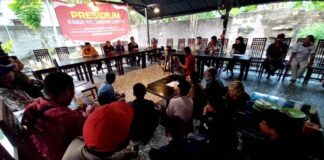 Warga Desa Pakel yang tergabung dalam Presidium Gerakan Pakel Damai dan Sejahtera menggelar deklarasi damai, Kamis (20/6/2024). (Foto/udi)