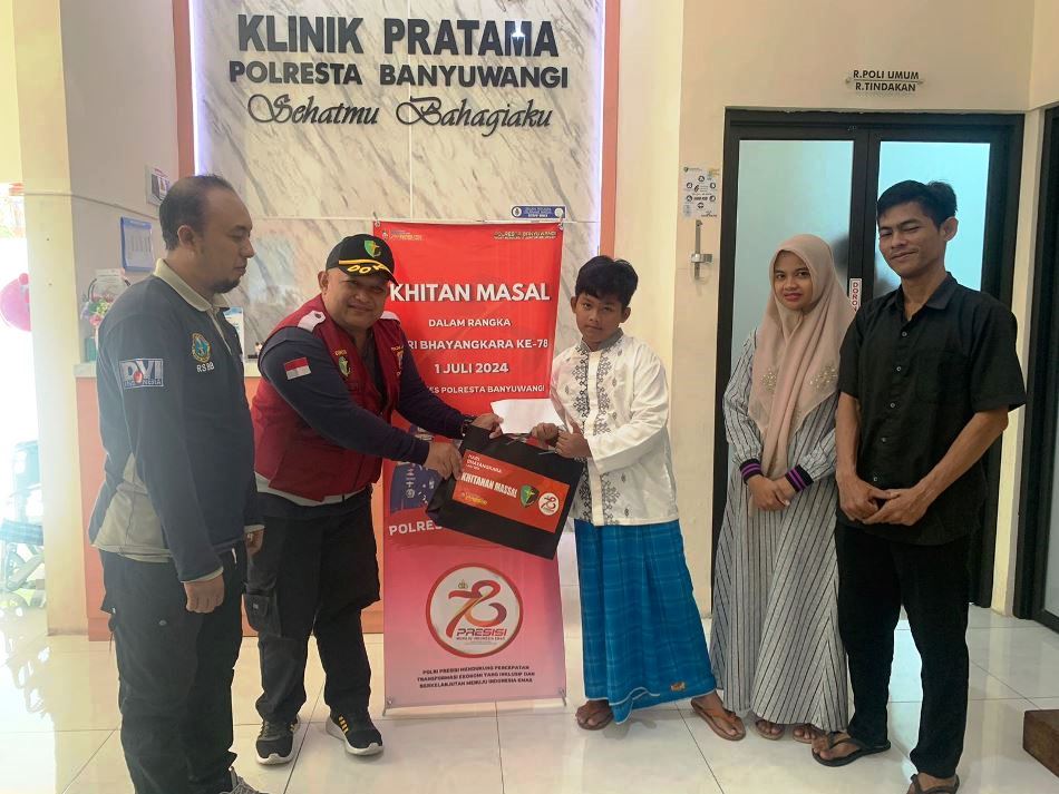 WhatsApp Image 2024-06-21 at 04.35.29 Polresta Banyuwangi menggelar khitanan massal serangkaian Hari Bhayangkara ke-78, Jumat (21/6/2024). (Foto/Humas Polresta Banyuwangi)