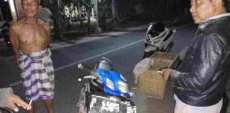 Warga Dusun Persen, Desa Kedungasri, Kecamatan Tegaldlimo mengamankan motor pelaku pencurian buah naga, Jumat (21/6/2024). (Foto/ist)