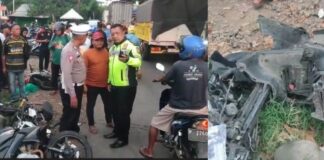 Kondisi motor rusak parah setelah ditabrak truk gandeng di lintasan KA di Giri, Banyuwangi, Jumat (21/6/2024) sore. (Foto/udi)