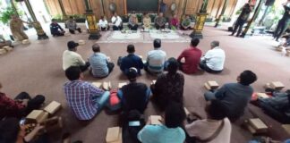 Warga Desa Pakel, Kecamatan Licin, Banyuwangi yang tergabung dalam Presidium Gerakan Pakel Damai Sejahtera (GPDS) mengadu ke Pemkab Banyuwangi, Senin (24/6/2024). (Foto/udi)