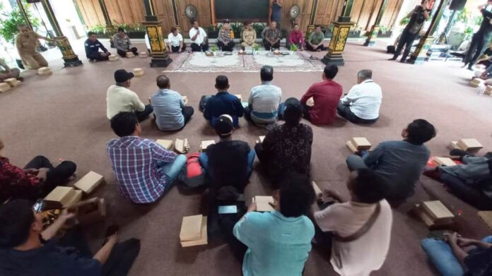 WhatsApp Image 2024-06-24 at 12.52.24 Warga Desa Pakel, Kecamatan Licin, Banyuwangi yang tergabung dalam Presidium Gerakan Pakel Damai Sejahtera (GPDS) mengadu ke Pemkab Banyuwangi, Senin (24/6/2024). (Foto/udi)