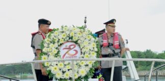 Polresta Banyuwangi menggelar tabur bunga di Selat Bali menyambut Hari Bhayangkara, Senin (24/6/2024). (Foto/Humas Polresta Banyuwangi)
