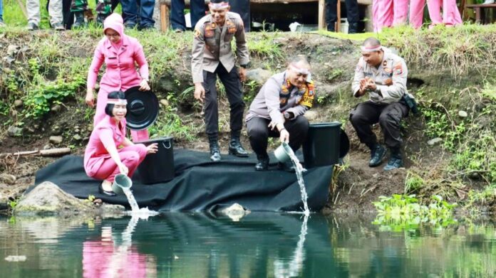 WhatsApp Image 2024-06-27 at 07.28.21 Kapolresta Banyuwangi Kombes Pol, Nanang Haryono bersama Ketua Bhayangkari Nani Nanang Haryono menggelar tebar benih ikan di Kampung Jagong, Desa Wonosobo, Kecamatan Srono, Kamis (27/6/2024) pagi. (Foto/Humas Polresta Banyuwangi)