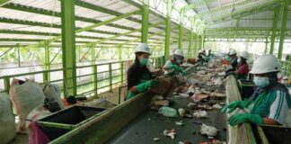 Sejumlah pekerja memilah sampah di TPS Balak, Kecamatan Songgon, Banyuwangi yang menggunakan teknologi modern, Kamis (27/6/2024). (Foto/udi)